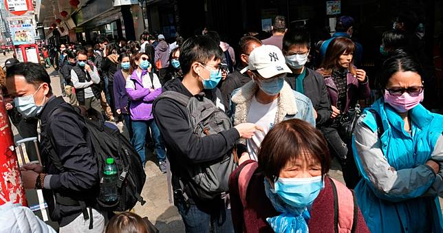 歹徒搶走「一盒口罩」落跑！　他傻眼：錢包還好好的