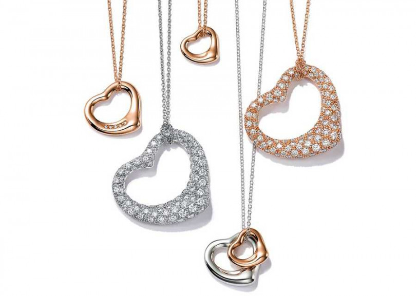 TIFFANY & CO.「Open Heart系列」鏤空心型項鍊，純銀與18K玫瑰金╱24,500元起（圖╱TIFFANY& CO.提供）