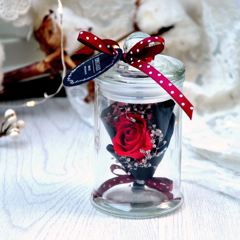 迷你瓶中永生紅玫瑰花束-你是我的唯一。設計師嚴選日本進口不凋永生紅玫瑰花，製成迷你花束，再小心翼翼的放入玻璃罐，讓送禮人的心意永流傳～非常推薦當交換禮物、聖誕禮物、情人節禮物唷～