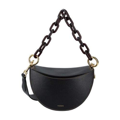 Worn on the shoulder, the Doris bag with contrasting seams, created by Yuzefi, seduces with its half