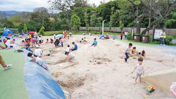 【新北市特色公園景點】員山公園-高度超過4公尺的超高速溜滑梯、滑草坡，不分年齡都可以玩的免費溜滑梯