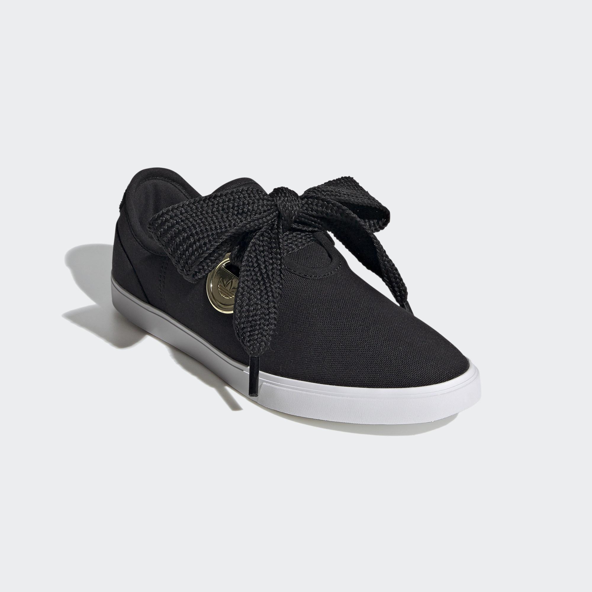 搭配蝴蝶結的鞋款