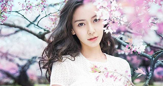 Angelababy走紅毯竟「誇張失誤」　網一看傻眼：糗大了！