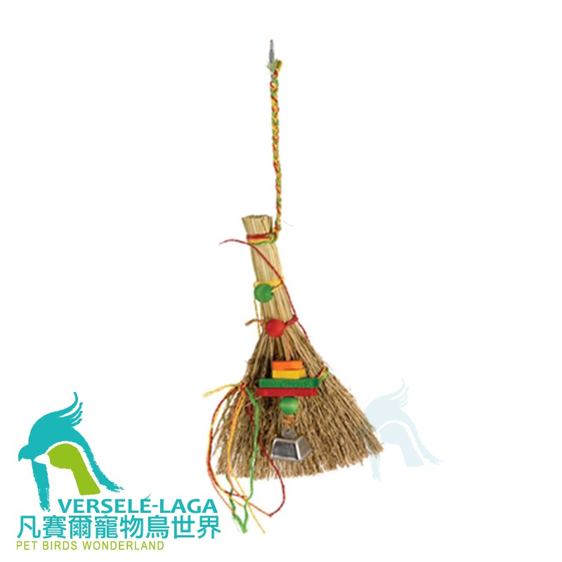 天然材質稻桿為基底組成，搭配上繽紛麻繩及彩色木塊，以及超響亮鈴鐺。造型逗趣又繽紛，一舉擄獲鳥寶心。繽紛麻繩細心的綑綁稻桿，讓鳥寶玩得不亦樂乎!商品規格：51 x 11 x 4 cm適用鳥類：中型、中小
