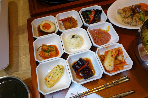 偷飯賊-信義遠百A13餐廳推薦，台北信義區韓式聚餐、一個人的韓式料理，九宮格小菜+韓式鍋物/燒肉/定食，信義區平價韓式美食(內含偷飯賊遠百菜單) 