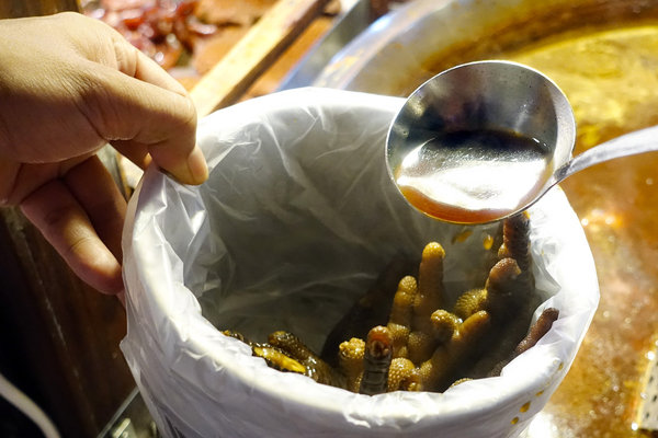 台北夜市滷味推薦-饒河街夜市撒旦牛滷味，饒河夜市好吃小吃，松山區銅板美食，饒河夜市加熱滷味，滷牛三寶、滷大腸好吃又入味 