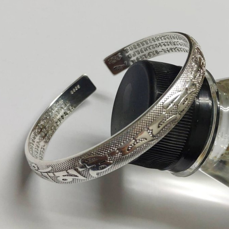 足銀六字大明咒心經手鐲 心經的功用 常誦心經的好處增長大智慧福報能去除貪嗔癡 小學生至大學生常誦增長記憶力學業事業婚姻順利心想事成功德無量 般若波羅蜜多心經簡稱心經是佛教大乘教典中一部文字最短少詮理最