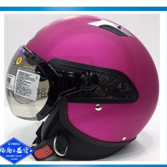 (商品編碼 6695)二選一買就送過濾口罩350元或現金折價卷150元可現折帽殼滾邊條以皮革材質車縫處理，耐用有質感。時尚W鏡片搭配新版外凸式外型設計，讓你引領潮流。鏡片為高強度PC材質，耐用度高，不