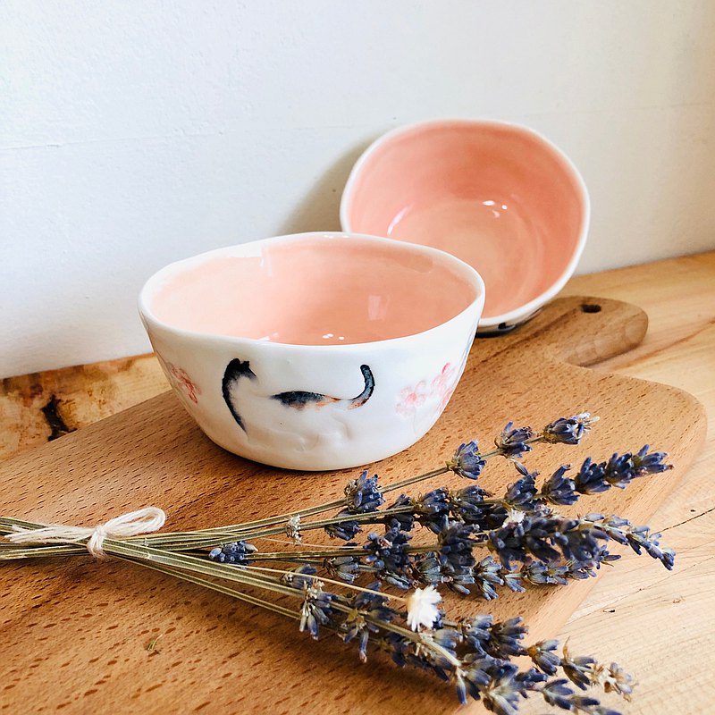 繽紛而柔順的色彩 飛舞而恣意的花朵 貓兒追逐著 嬉戲著... 情人對碗 白瓷 內為蜜桃釉色 台灣手作瓷器 窯燒高溫1230度 日本白瓷土 美國認證無鉛無毒釉藥彩繪