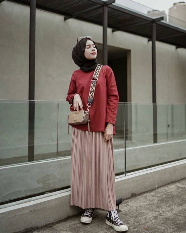 Paling Inspiratif Perpaduan Rok Plisket Warna Maroon