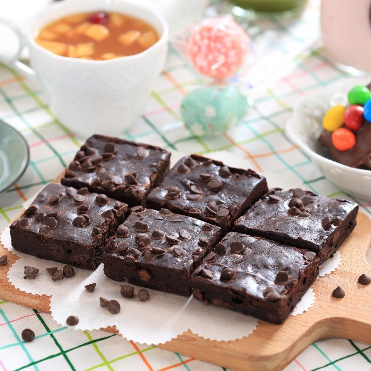 經典黑熊先生巧克力布朗尼是我們第一個製作出來的口味 也是黑熊先生最高人氣口味，巧克力香濃與滿滿的巧克力豆內餡，直接吃口感十足，加熱吃巧克力香濃融化，幸福滿滿，推薦首購嘗試。