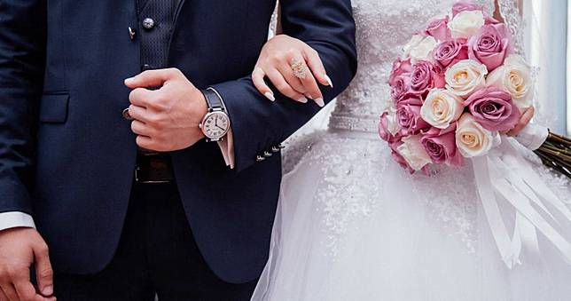 結婚當天簽「不偷吃」宣言　人夫劈腿多女豪宅拱手讓妻