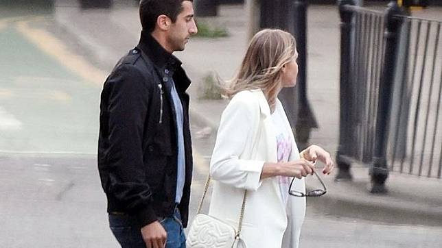 Henrik Mkhitaryan Jalan Bareng Mantan Istri Djibril Cisse