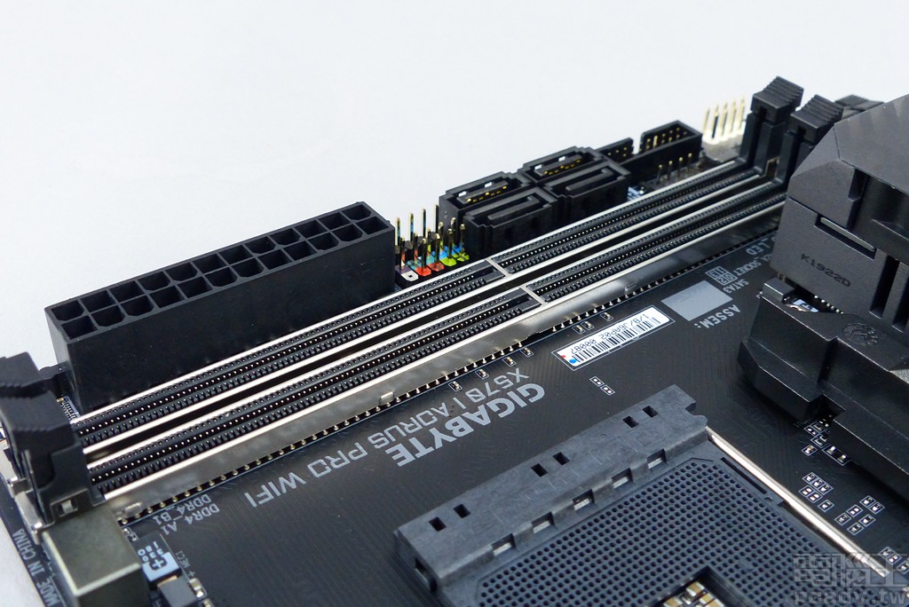 ▲ 記憶體插槽同樣覆上金屬強化層，加強記憶體插槽剛性抗板彎。