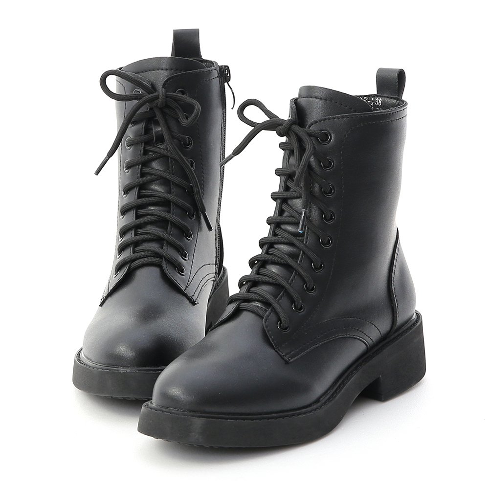 ．以帥氣中性風為主軸的厚底靴款 ．綁帶造型強化了街頭風個性元素 ．舒適的加厚鞋底提升穿著的穩定性 ．貼心的側拉鍊設計，穿脫更省時方便 ．選用橡膠鞋底，具有超優的防滑效果
