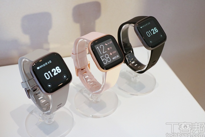 標準版共有：黑色錶帶+碳黑色鋁製材質、花瓣粉錶帶+玫瑰銅鋁製材質、石色錶帶+霧灰色鋁製三種款式。