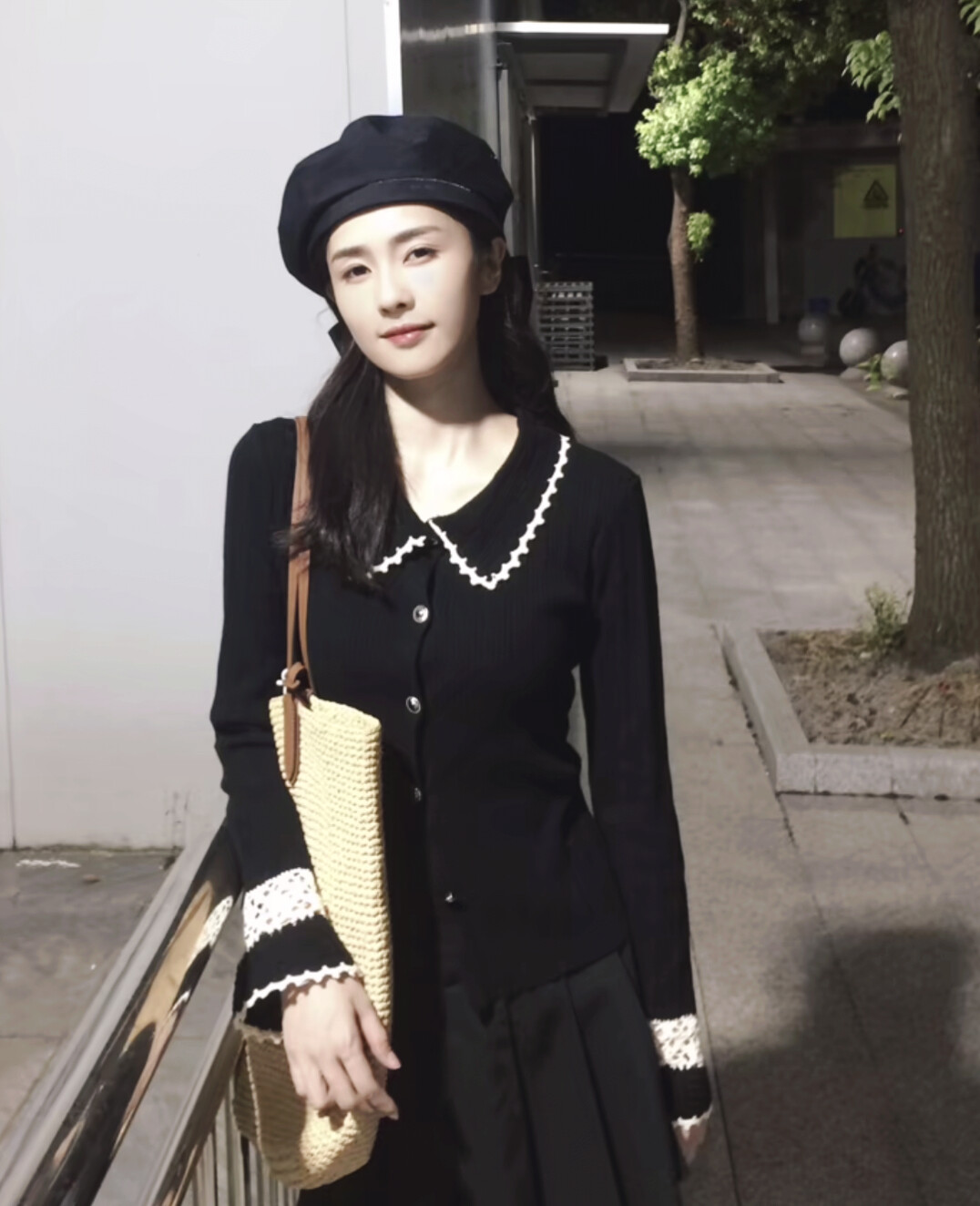 《以愛為營》白鹿戲外7大超減齡穿搭！秋冬亮色系針織衫是關鍵，泡泡袖元素修飾頭身比