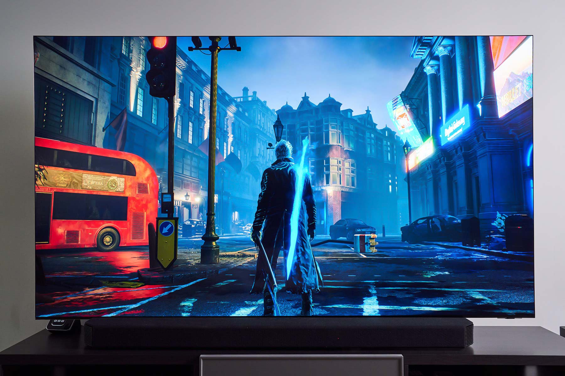 遊戲中精細的 3D 動畫多半具備顏色飽和度高、線條銳利的特色，經由 Neo QLED 8K 量子電視來呈現，可以看到畫面的對比度雖高，但仍舊保有豐富的明暗細節，進而讓遊戲場景中人、物的遠近定位感大幅提升，為玩家帶來絕佳的沉浸感與逼真度。