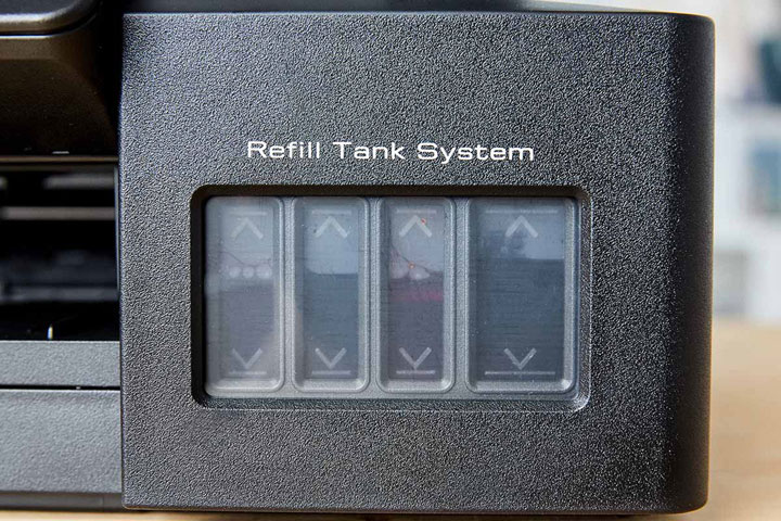 從機身前側的透明窗也可以直觀地看到墨水槽中剩餘的墨水量，方便我們掌握填墨的時機。