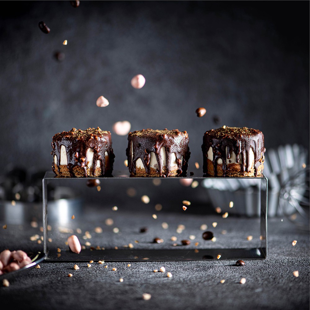 品牌: 樂樂甜點商品:花生脆皮提拉米蘇規格：1盒共9入裝 重量：378公克保存期限: 冷凍8天成分: 雞蛋、砂糖、牛奶、玉米粉、麵粉、發酵奶油、吉利丁、動物性鮮奶油、杏仁角、巧克力、咖啡酒、馬斯卡彭起