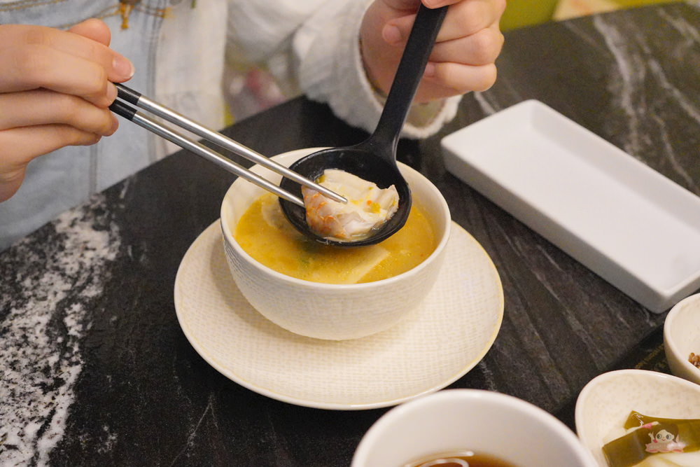 養生之道跟著節氣吃，Hi-Q 褐藻生活館節氣定食、冷拌中卷與褐藻關東煮上菜啦！薑黃咖哩火鍋