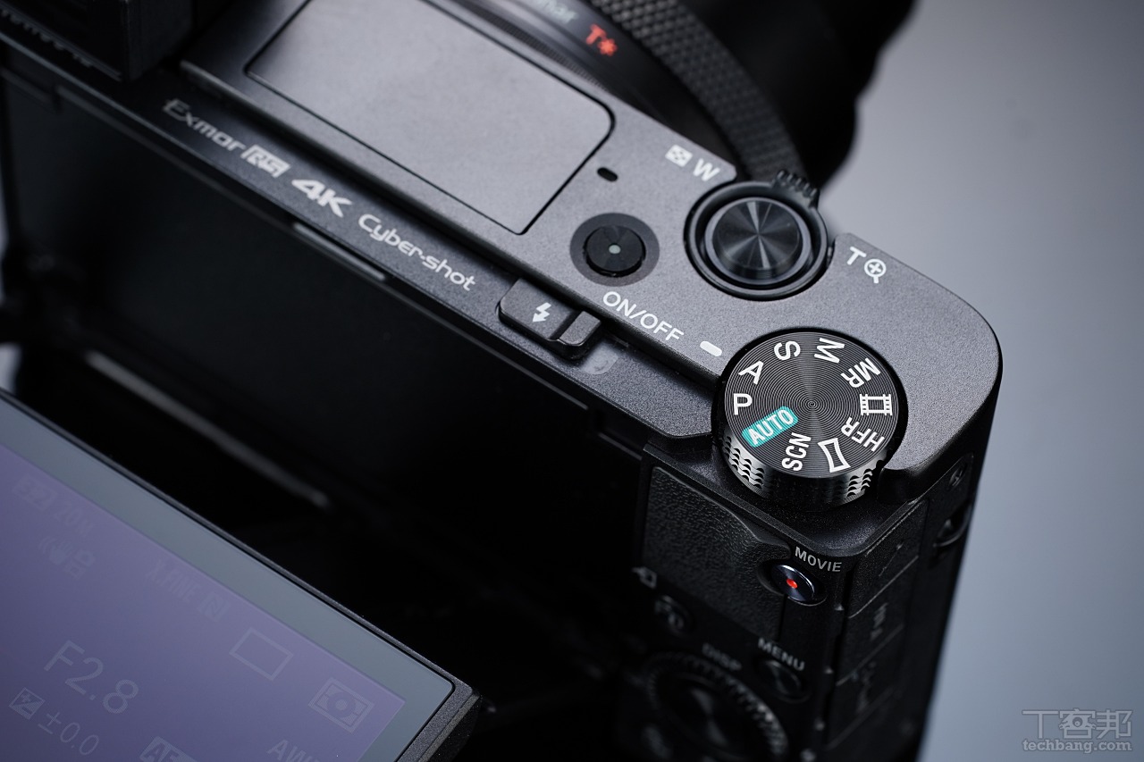 右肩有一枚模式轉盤，同樣也具備 HFR 超慢速錄影功能並支援 40x 慢動作。