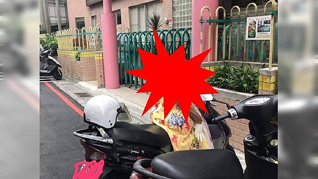 無頭騎士嚇壞路人。圖／翻攝自PTT