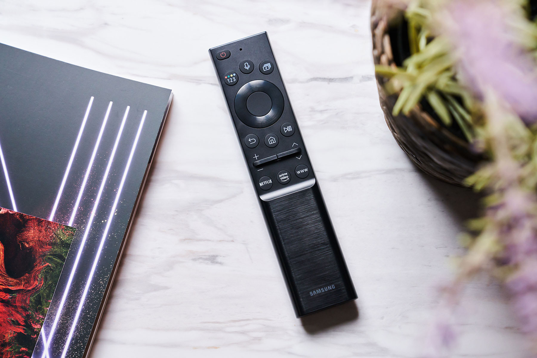 為了減少一次性電池的使用，Neo QLED 8K 量子電視的遙控器設計了太陽能與 Type C 兩種充電方式，可以看到遙控器背面上半部配置了太陽能板，透過日光或室內燈光，都能進行充電。