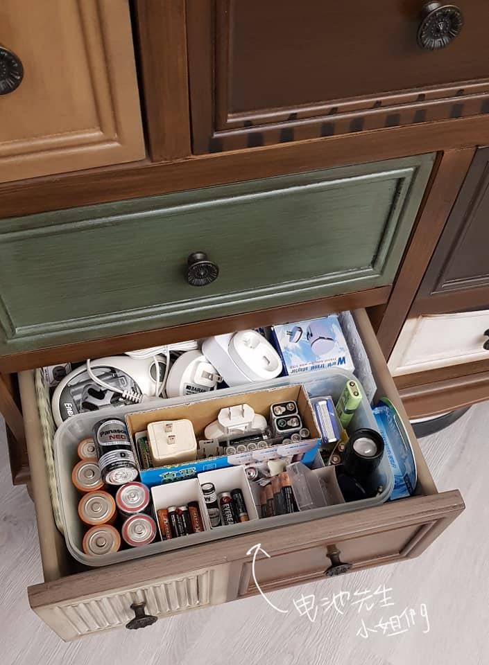 網友李國蘭在網路上分享她用牙線盒、牙膏盒收納的做法