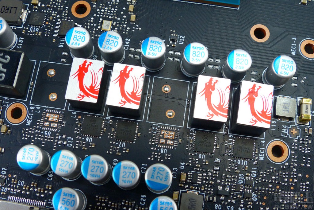 繪圖顯示晶片供電轉換單相採用 1 顆 NCP302045，MOSFET 輸入、輸出儲能濾波電容均為 105℃/5000 小時壽命規格，電感則未標示