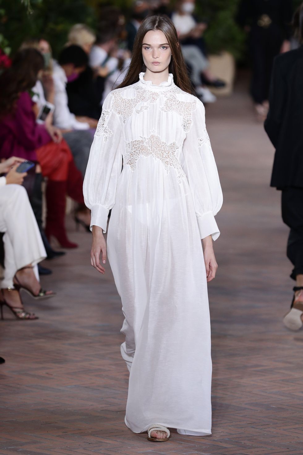 白が美しい ファッションブランドの最新ドレス