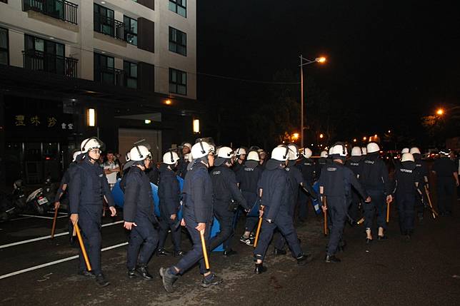 å°ä¸­å¸å çä¼¼èç«¥æ¡è¡ççè­¦æ°è¡çªä¸åº¦åç¨é®çè­¦å¯å°å ´ãè¨èé»å¯ï¼æå½±