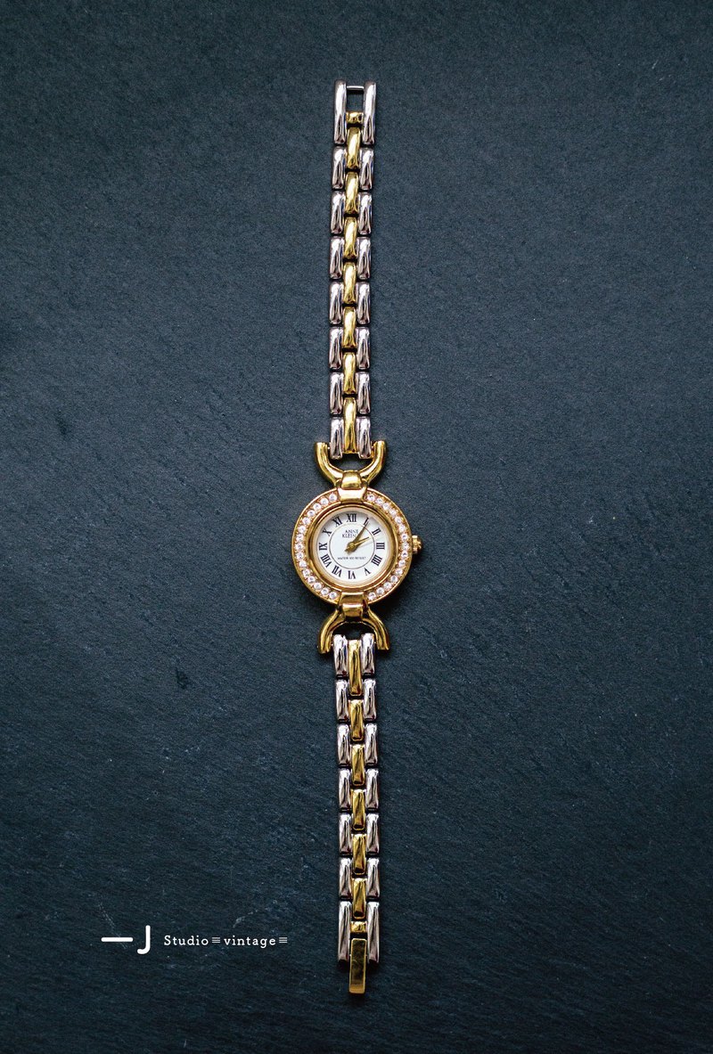 ✧特色：庫存新品。約1980-90年代，雙圈金色錶盤＋一圈晶鑽錶殼，錶耳半圓金色手鍊感石英錶。