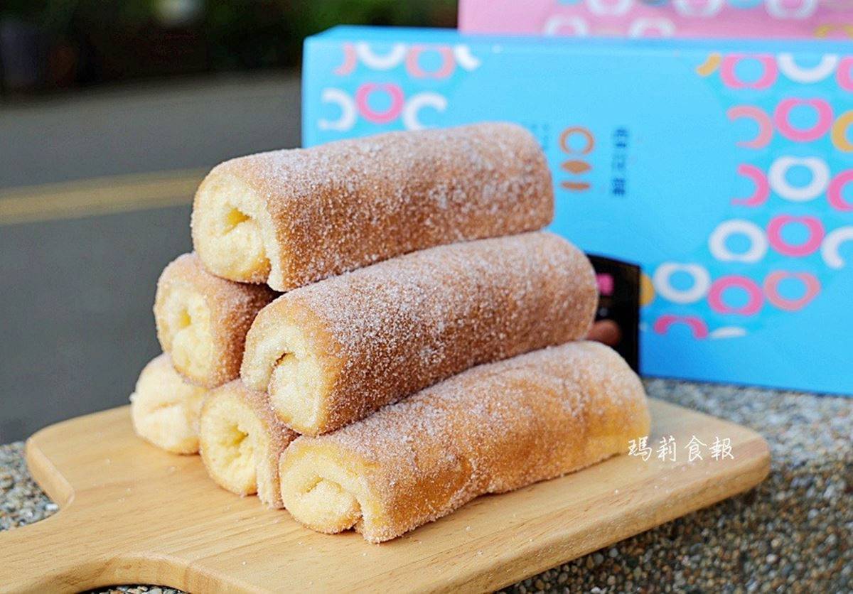 台中必買百年老店伴手禮！鬆軟「古早味蛋糕捲」裹滿糖粒，一咬噴香超療癒