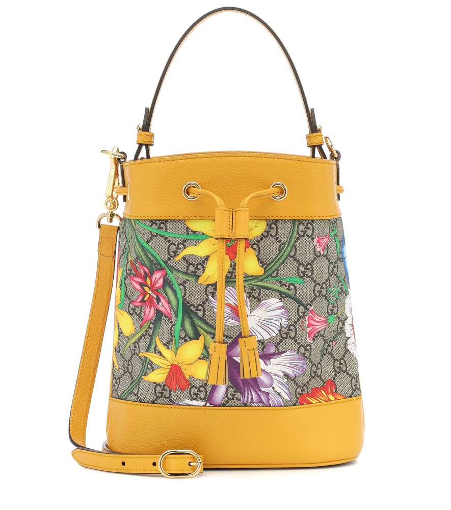 This small leather bucket bag from Gucci combines two of the House's distinctive designs, the Ophidi