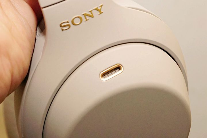 除了左右耳罩上緣各有一個前饋式收音麥克風之外。