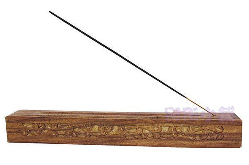 【商品特色】印度手工-原木色線香板&線香盒(原木顏色會因木紋色的深淺而有些不同,因手工製造,偶有小部位會有不工整問題但不影響使用)【商品規格】規格/容量：原木色--長度約是30.5公分 / 寬約4公分 /高約3.5公分 保存期限：五年貨源：美國平行輸入產地：美國#Gonesh #線香板 #香塔盒【注意事項 】●限外用，如有異常，請暫停使用。 請置於陰涼乾燥處，避免陽光直射。●商品出貨皆保持原包裝，然因運送過程難免發生紙盒凹痕、封膜擠壓或封條移位，為免消費者收受商品後有所疑慮，特此說明如上，如不以為意，再請訂購。【備 註】● 下標前，請先詢問庫存!!● 商品偶爾會因運輸擠壓，使瓶身上有些小刮痕，或盒裝商品上有小小裂痕 / 皺摺痕跡，若不介意歡迎下標!! ● 下標前請先評估是否適合自己，建議先去專櫃試用，使用後若有過敏現象，請立刻停止使用，並請教醫生。 ● 下標數量不足時，麻煩告知以便賣場增加數量。