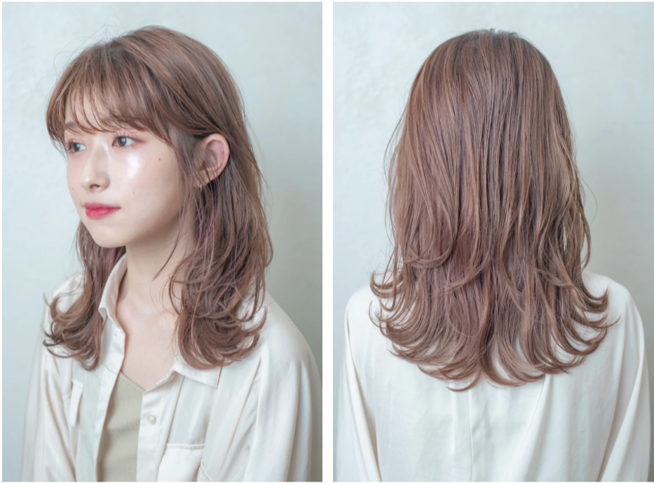 最新ヘアスタイル21 透明感のある明るめカラーがポイント 大人の抜け感レイヤーロング