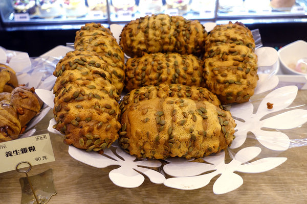 大安區甜點店艾斯特烘焙Erste Patisserie 4週年慶優惠，用銅板價品嚐世界西點冠軍師傅甜點，使用三倍券優惠更超值