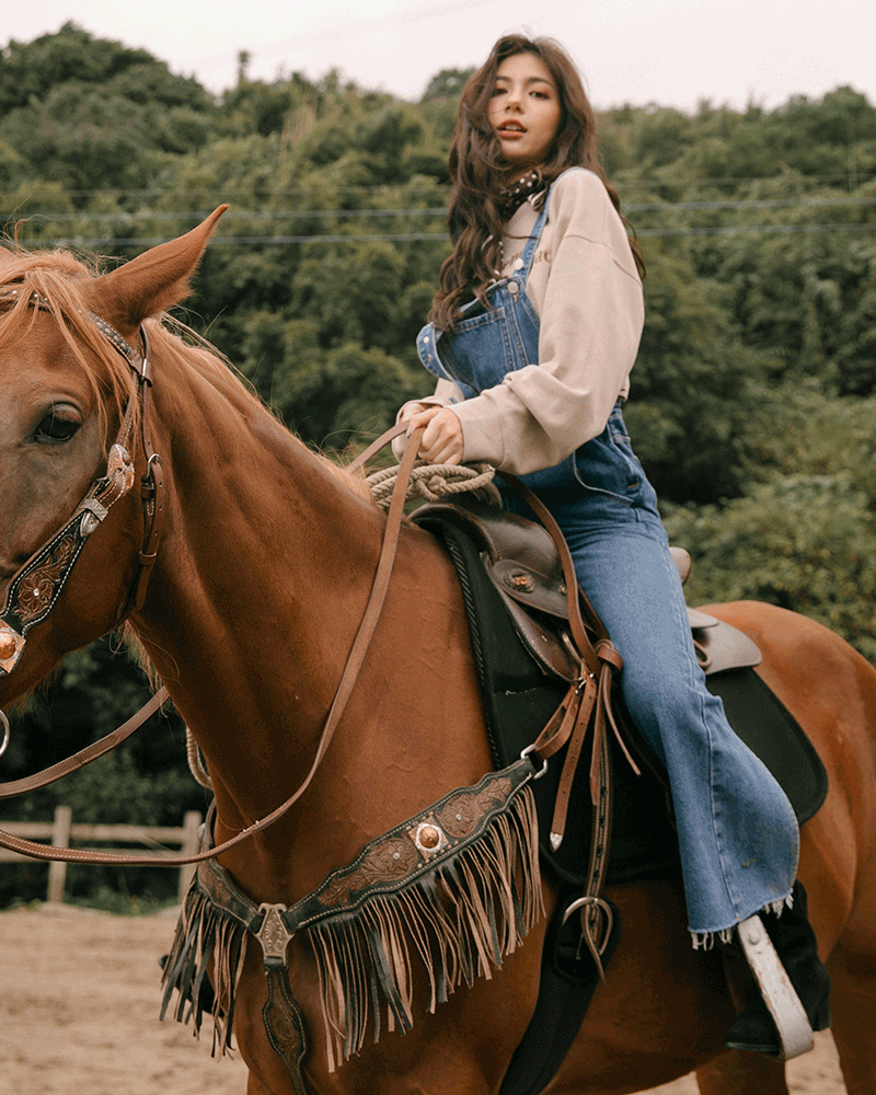 可調節肩帶/修身喇叭褲型/後褲口開岔商品長度/長版商品版型/適中商品厚薄/適中商品彈性/無*深色布料因穿著時接觸人體溫度及洗滌後有脫色及染劑移染狀況，第一次下水脫色為正常現象。*棉/麻為天然纖維的面料