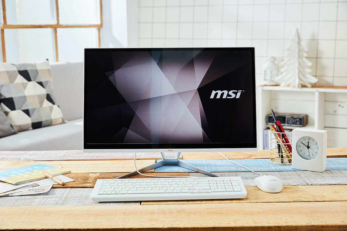 MSI PRO 22XT 雖然是一台 All-in-one PC，但外型看起來卻與一般的顯示器沒有太多區別，只要是能放得下一台顯示器的空間，就能輕鬆完成設置，同時也不像一般桌機會有許多雜亂的線材散落在桌面上，看起來更為清爽。