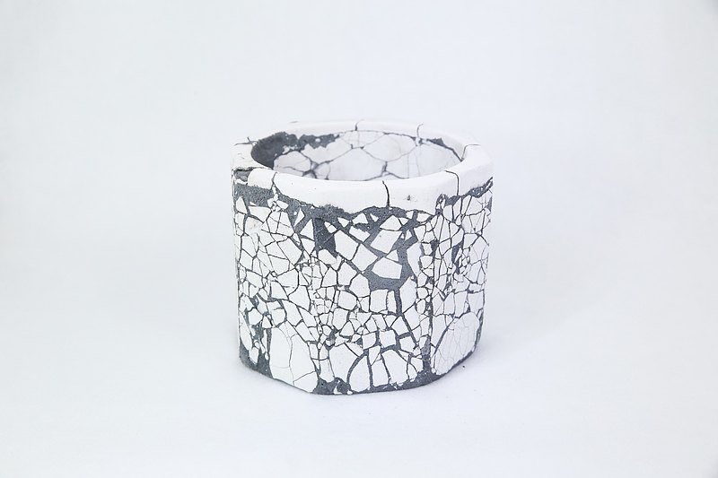 尺寸：10.5x10.5x8.2cm 材質：水泥