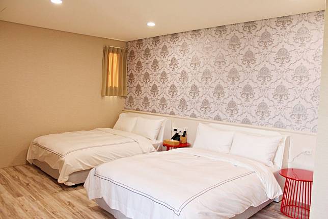 ▲簡單明亮的房間，讓你擁有舒適的睡眠！（圖/星月文旅）