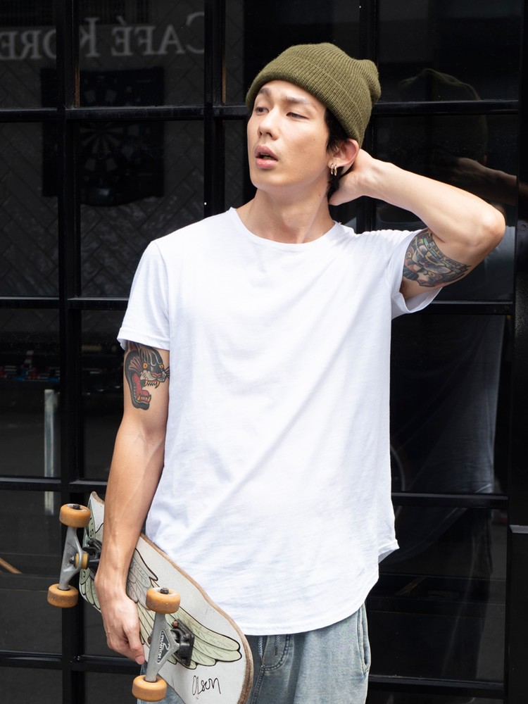 運用竹節布不規則的特性去影響視覺效果，並增加胸寬不過於貼身；長版t穿搭男生首選款式！今夏一推出就熱賣的白T推薦，～不怕熱的純棉短t首選，長版個性穿搭風格，這建絕對是你必備的穿搭單品！