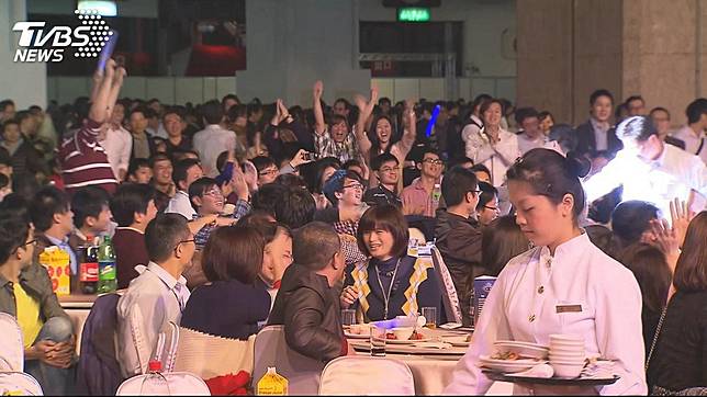 到了歲末年終，不少民眾期待能在尾牙摸彩時中大獎。(示意圖／TVBS)