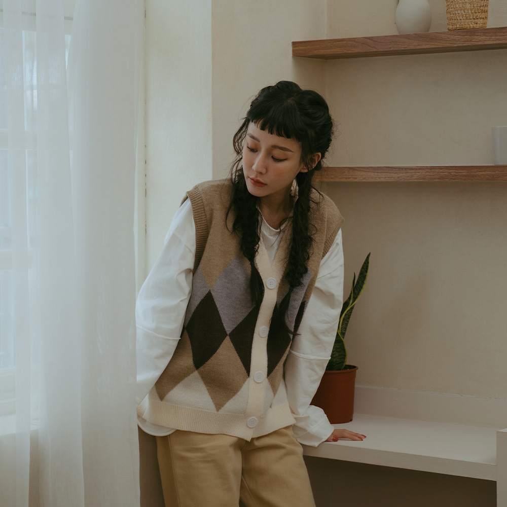 菱格紋排釦造型針織背心