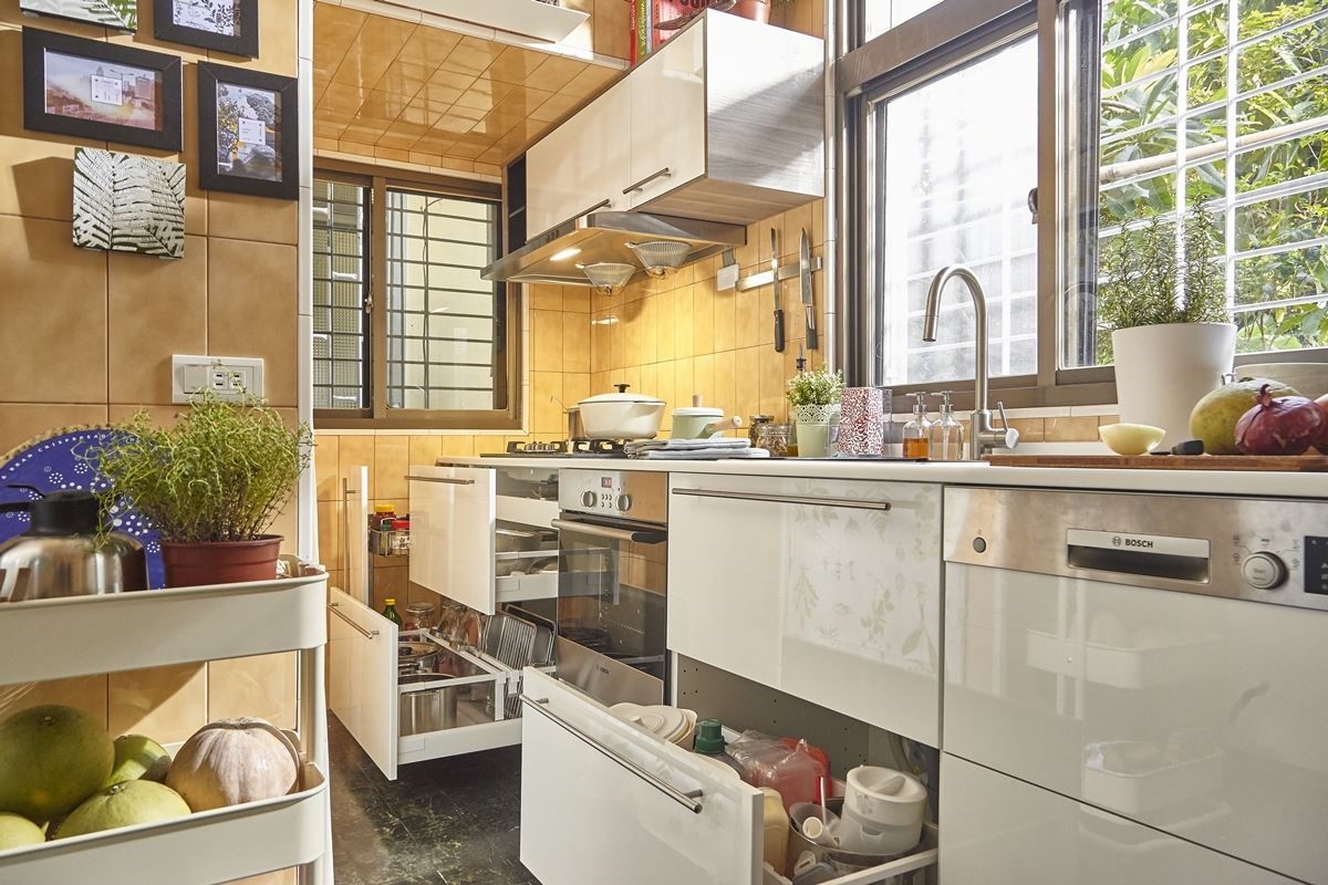 與家人一起住在高雄市彌陀區，本身喜歡做菜，並學習西