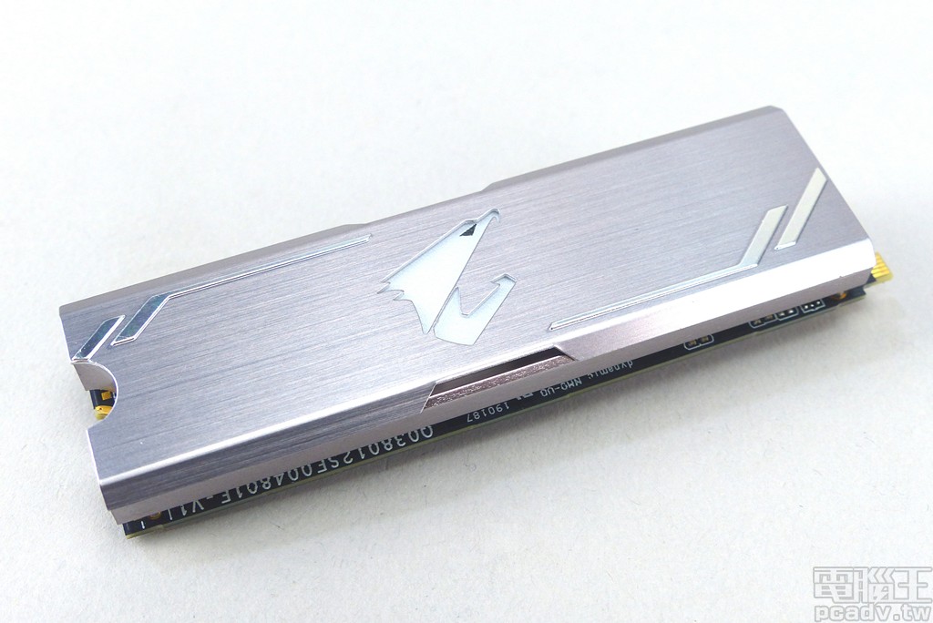 AIC、M.2 你選哪一道？GIGABYTE AORUS RGB NVMe SSD 512GB/1TB 雙形式、雙容量測試