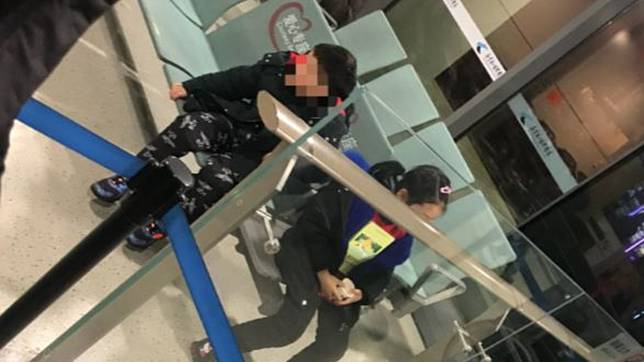 男童(左)因發燒登機被拒，一度被父母丟在包機場。(圖／翻攝自不羞zxp微博)