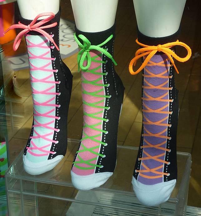 7 Kaos Kaki Dengan Desain Paling Lucu Yang Ada Di Muka Bumi, Keren Banget Pokonya Dah!